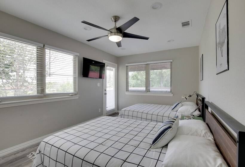 Private Pool & Guest House: Spacious Kemp Home!