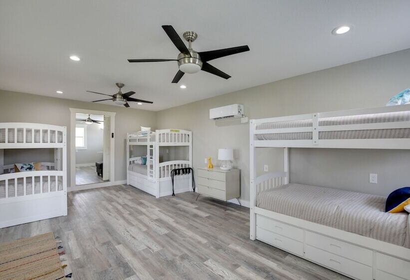 Private Pool & Guest House: Spacious Kemp Home!