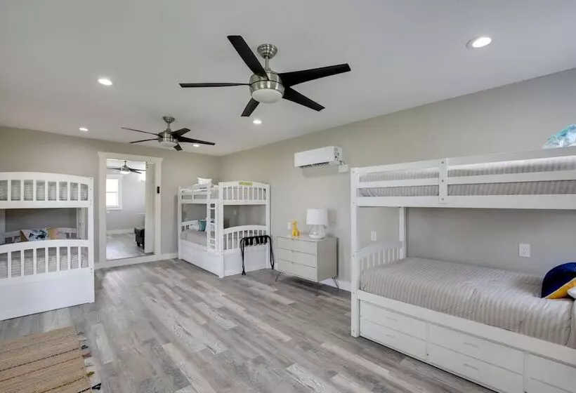 Private Pool & Guest House: Spacious Kemp Home!