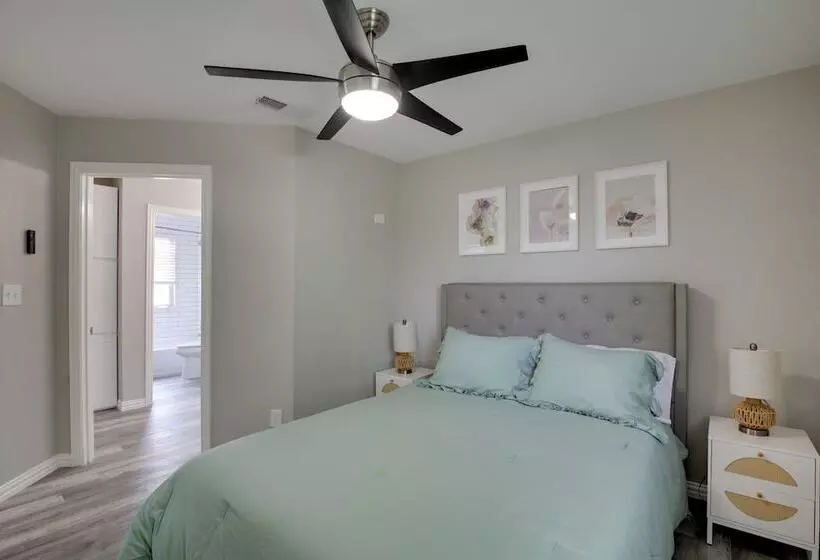 Private Pool & Guest House: Spacious Kemp Home!