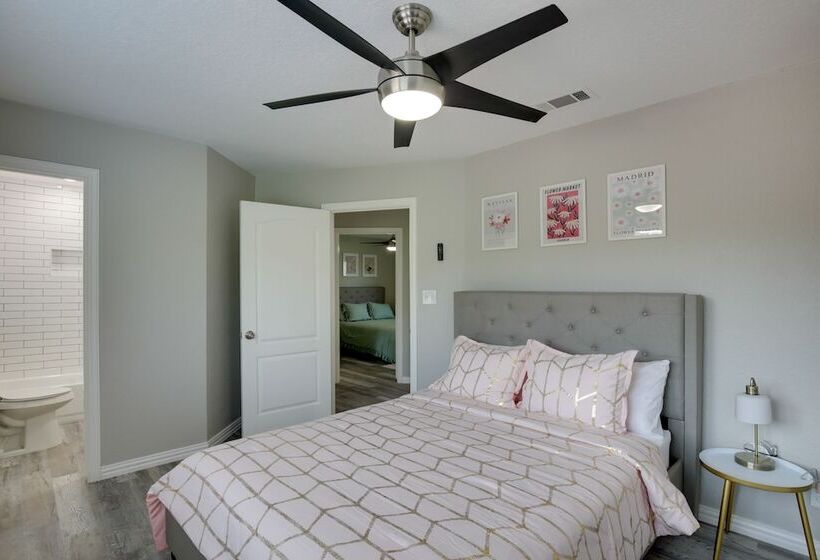 Private Pool & Guest House: Spacious Kemp Home!