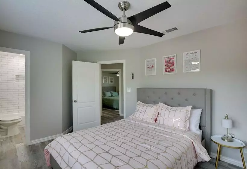 Private Pool & Guest House: Spacious Kemp Home!