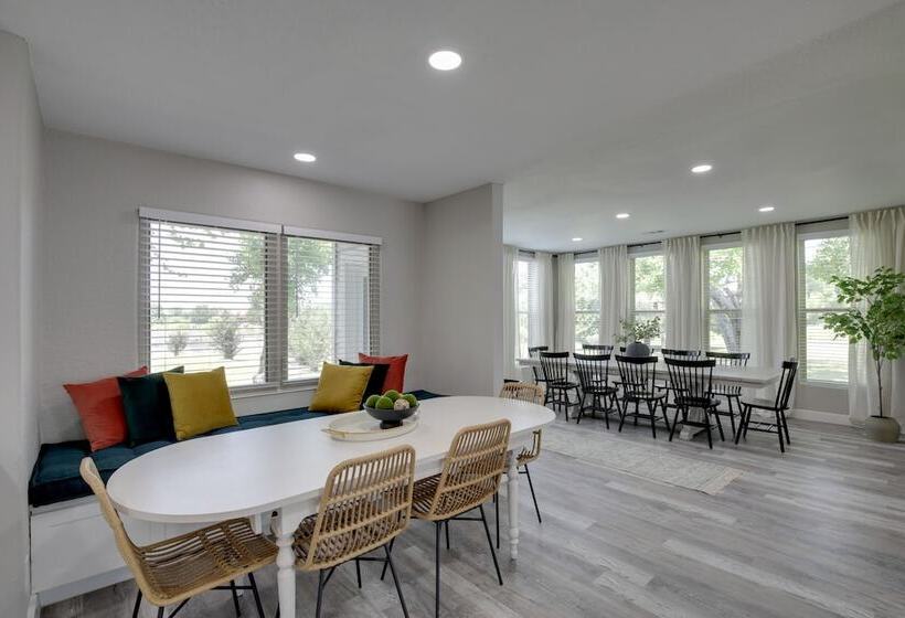 Private Pool & Guest House: Spacious Kemp Home!