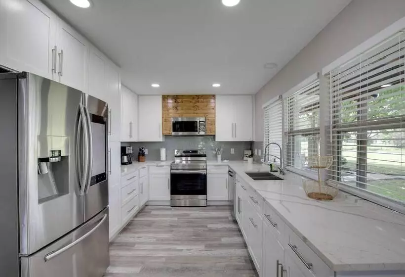 Private Pool & Guest House: Spacious Kemp Home!