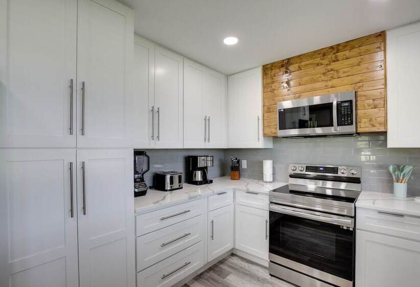 Private Pool & Guest House: Spacious Kemp Home!