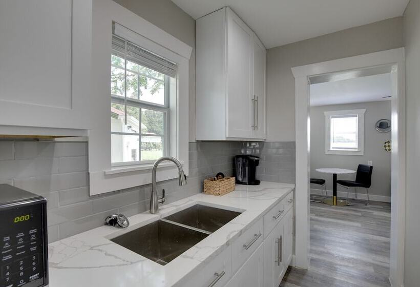 Private Pool & Guest House: Spacious Kemp Home!