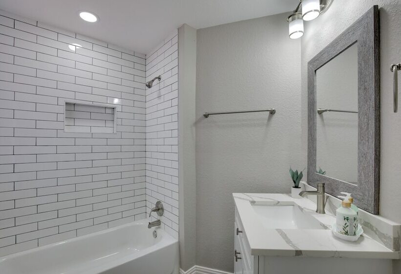 Private Pool & Guest House: Spacious Kemp Home!