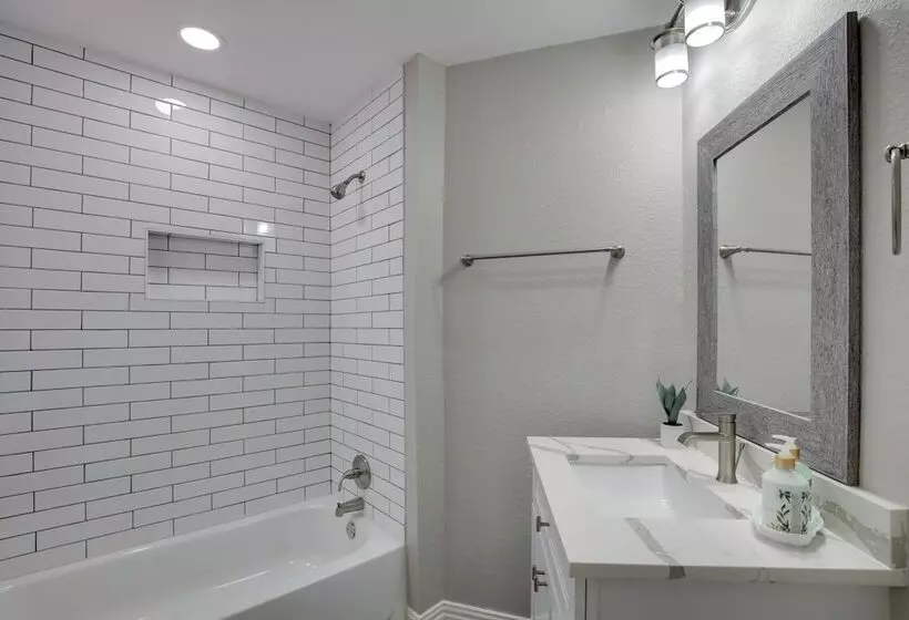 Private Pool & Guest House: Spacious Kemp Home!