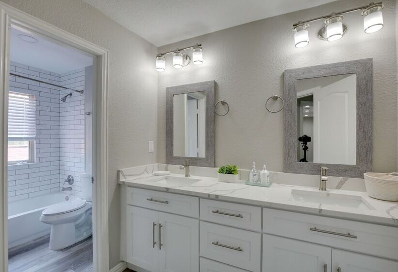 Private Pool & Guest House: Spacious Kemp Home!