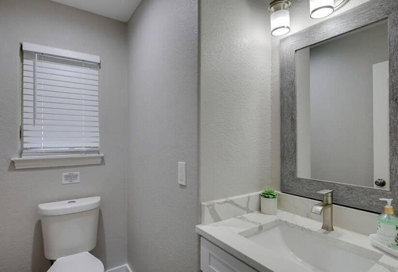 Private Pool & Guest House: Spacious Kemp Home!