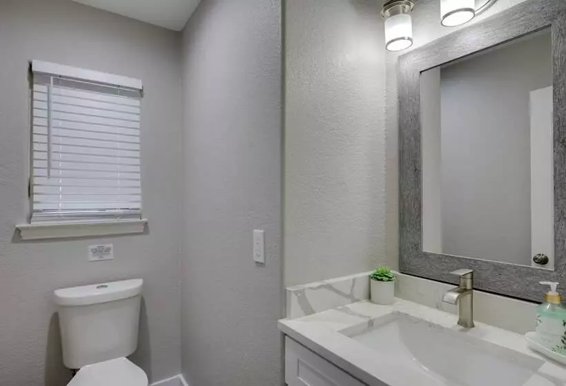 Private Pool & Guest House: Spacious Kemp Home!