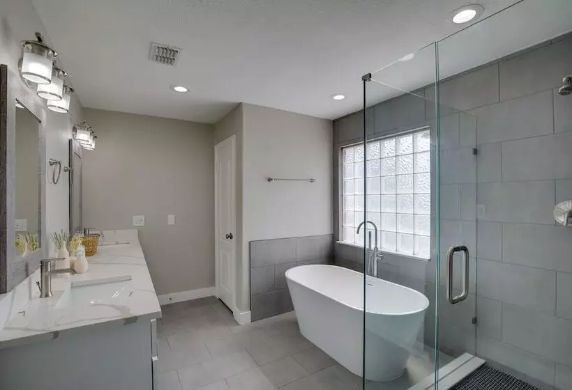 Private Pool & Guest House: Spacious Kemp Home!