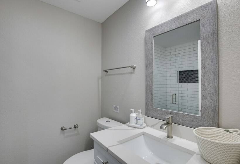 Private Pool & Guest House: Spacious Kemp Home!