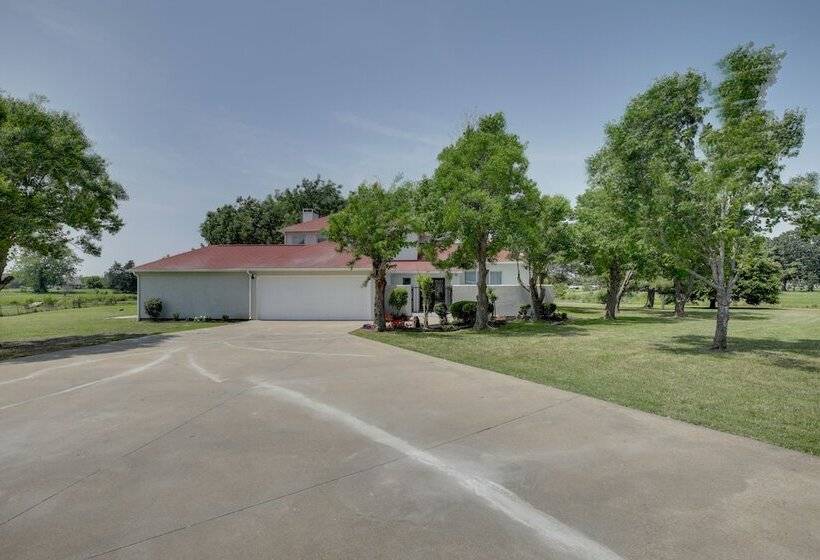 Private Pool & Guest House: Spacious Kemp Home!