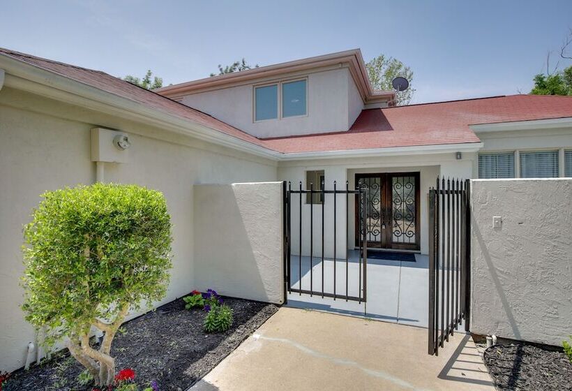 Private Pool & Guest House: Spacious Kemp Home!