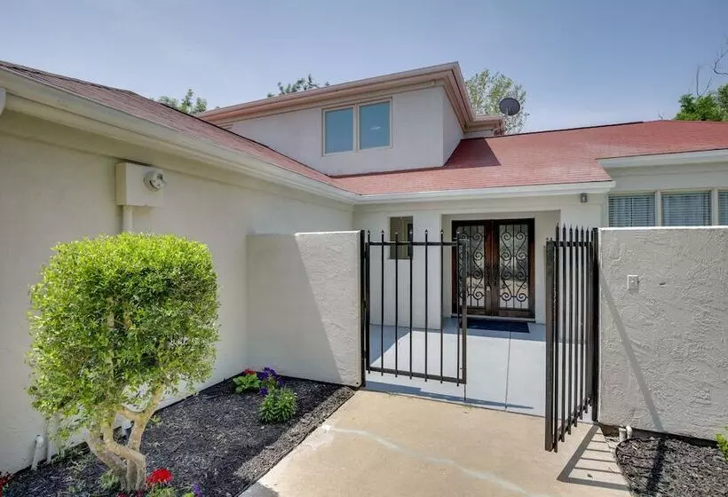 Private Pool & Guest House: Spacious Kemp Home!