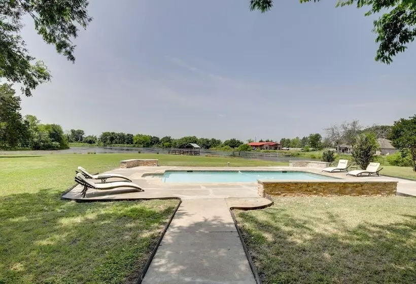 Private Pool & Guest House: Spacious Kemp Home!