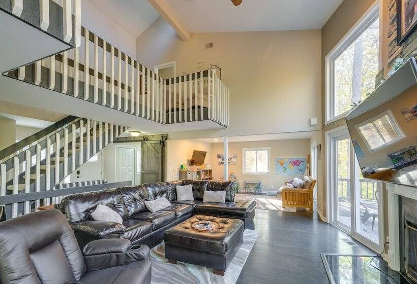Spacious & Serene Lake Ridge Retreat W/ Game Room!