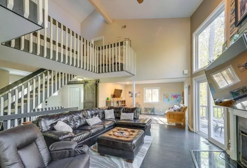 Spacious & Serene Lake Ridge Retreat W/ Game Room!
