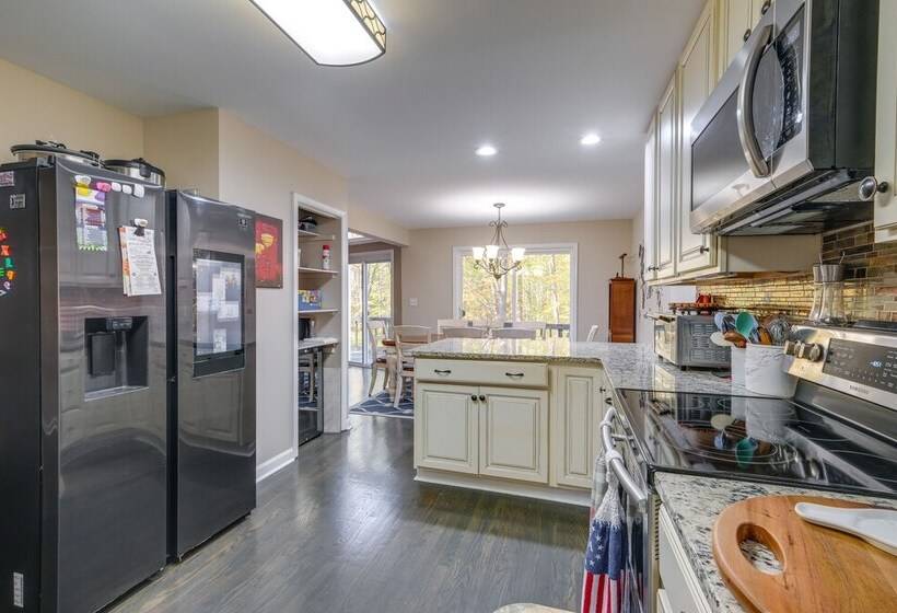 Spacious & Serene Lake Ridge Retreat W/ Game Room!