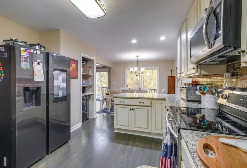 Spacious & Serene Lake Ridge Retreat W/ Game Room!