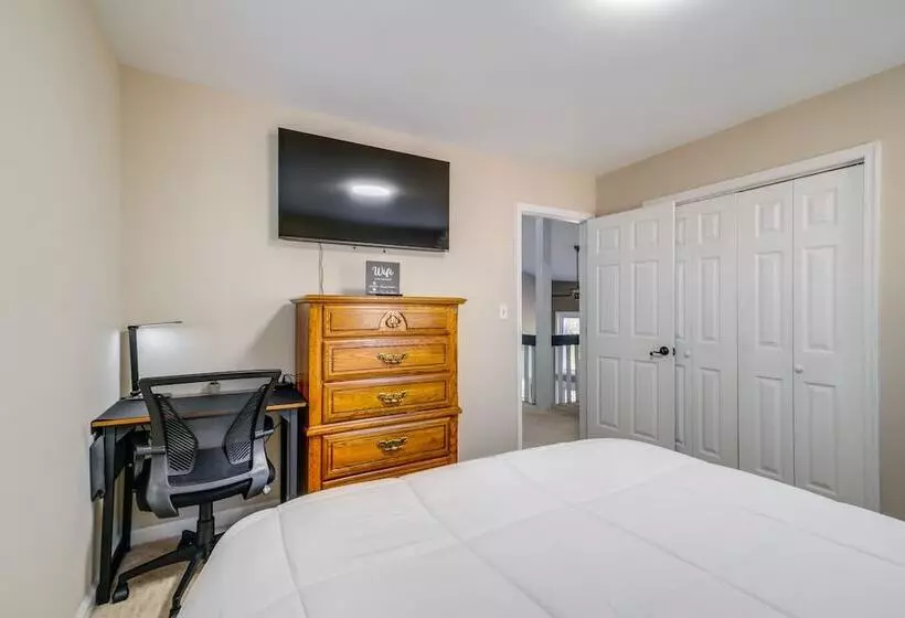 Spacious & Serene Lake Ridge Retreat W/ Game Room!