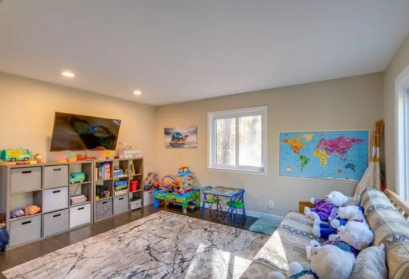 Spacious & Serene Lake Ridge Retreat W/ Game Room!