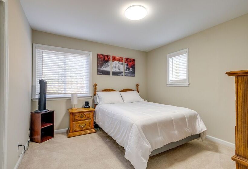 Spacious & Serene Lake Ridge Retreat W/ Game Room!