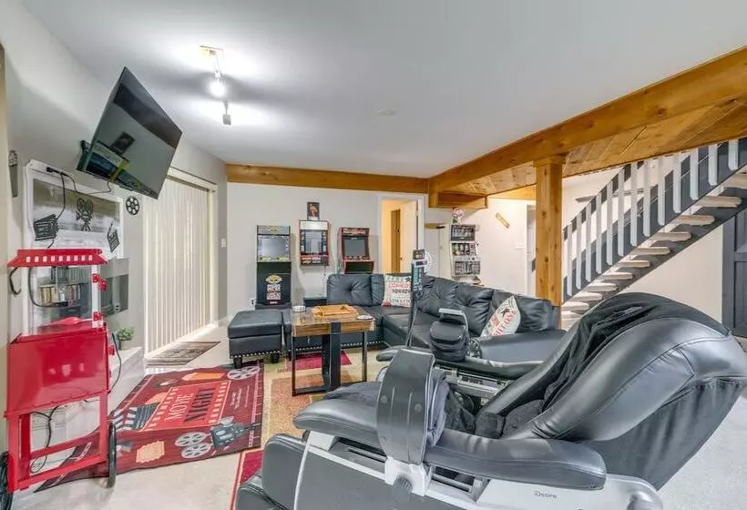 Spacious & Serene Lake Ridge Retreat W/ Game Room!