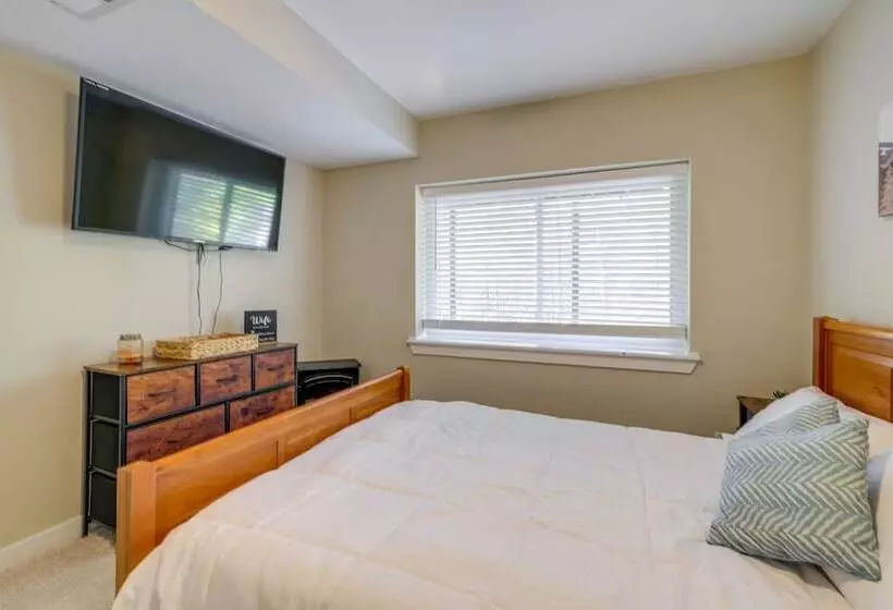 Spacious & Serene Lake Ridge Retreat W/ Game Room!