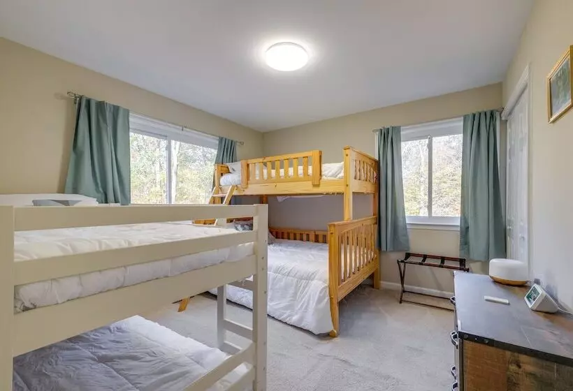 Spacious & Serene Lake Ridge Retreat W/ Game Room!