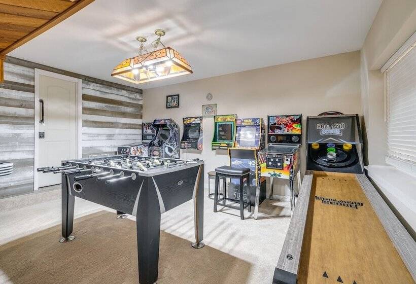 Spacious & Serene Lake Ridge Retreat W/ Game Room!