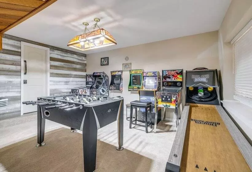 Spacious & Serene Lake Ridge Retreat W/ Game Room!