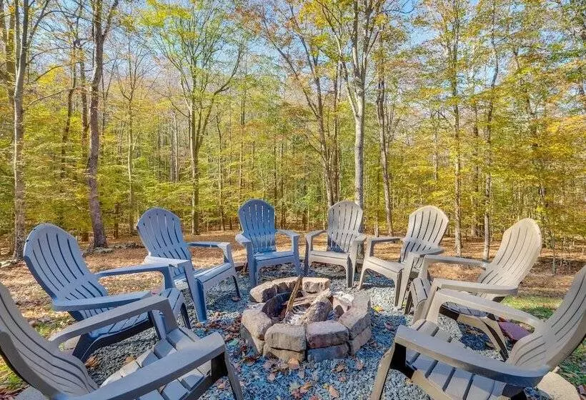 Spacious & Serene Lake Ridge Retreat W/ Game Room!