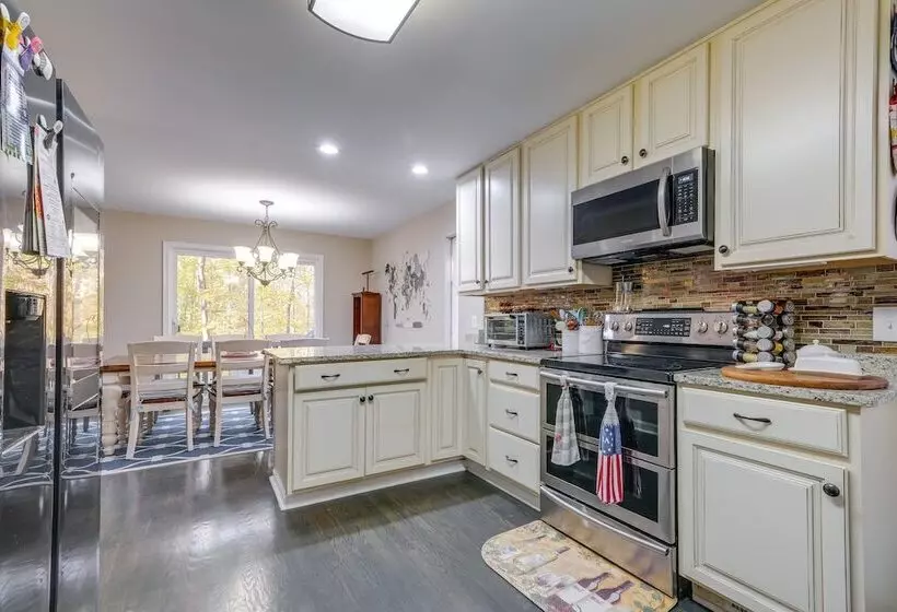 Spacious & Serene Lake Ridge Retreat W/ Game Room!