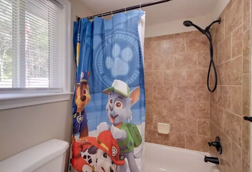 Spacious & Serene Lake Ridge Retreat W/ Game Room!