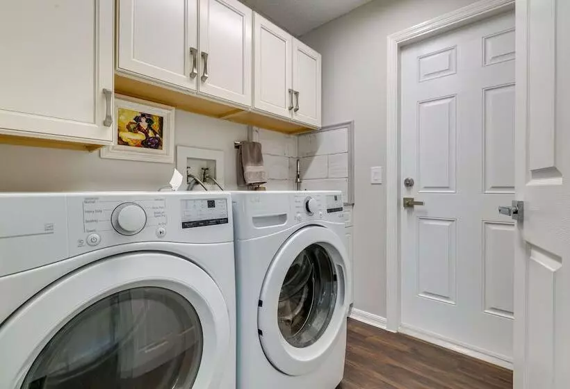 Spring Hill Home W/ Private Pool & Games!