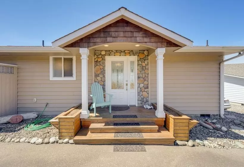 Stunning Home In Coupeville W/ Deck + Beach Access