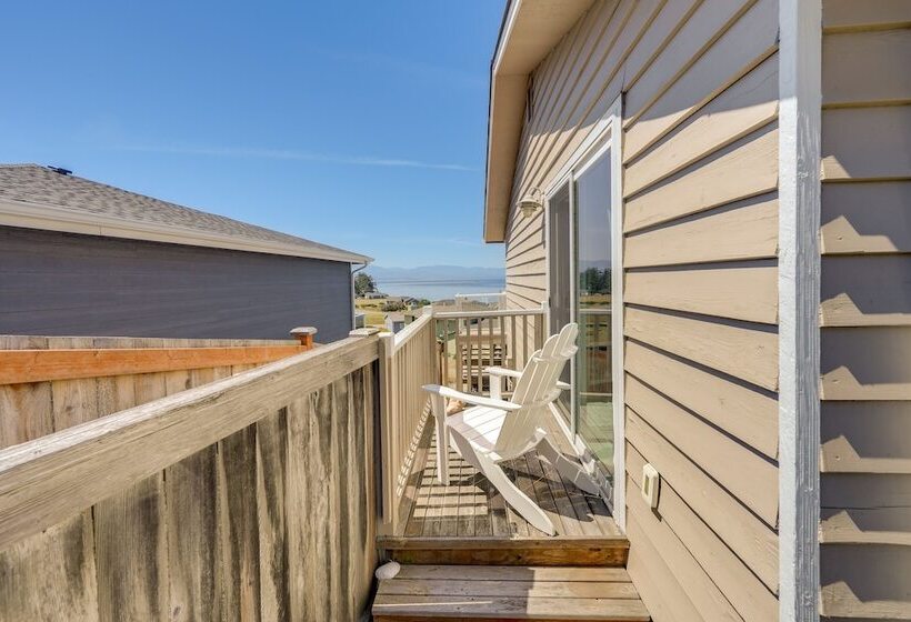 Stunning Home In Coupeville W/ Deck + Beach Access
