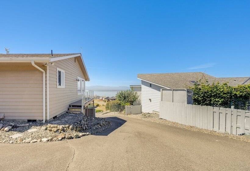 Stunning Home In Coupeville W/ Deck + Beach Access