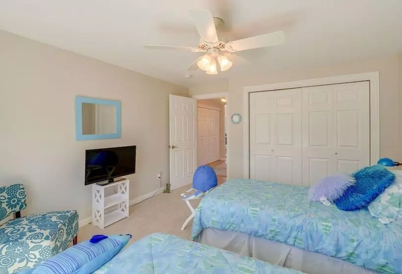 Stunning Home In Coupeville W/ Deck + Beach Access