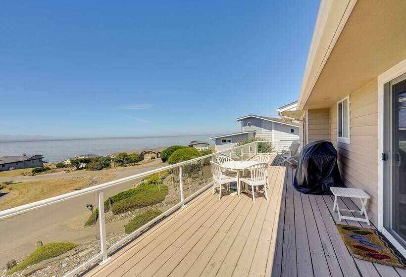 Stunning Home In Coupeville W/ Deck + Beach Access