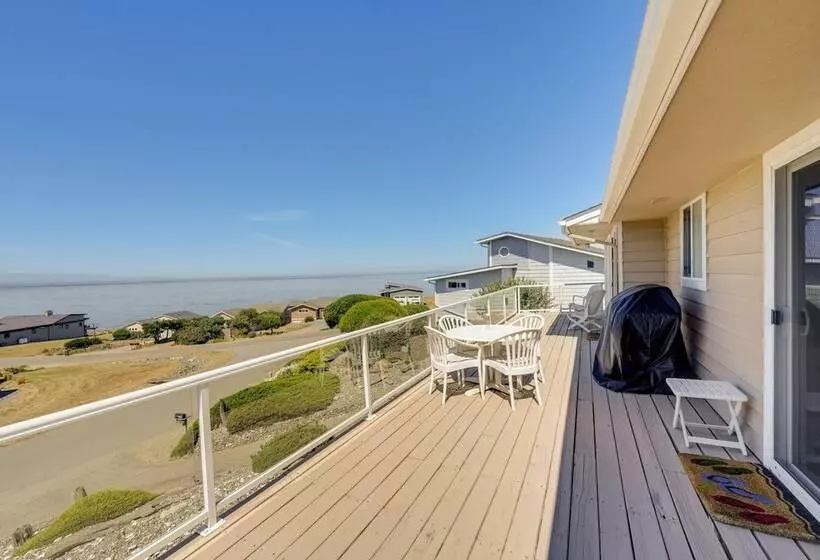 Stunning Home In Coupeville W/ Deck + Beach Access