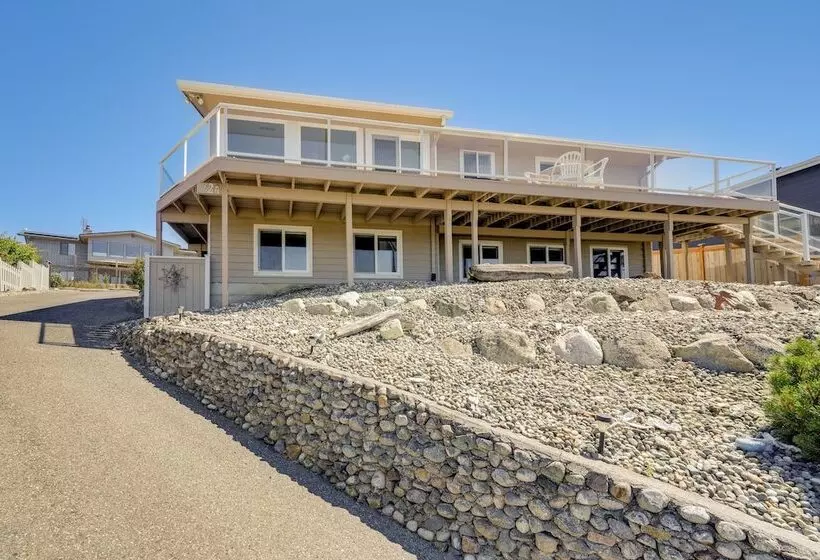 Stunning Home In Coupeville W/ Deck + Beach Access