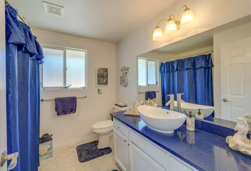 Stunning Home In Coupeville W/ Deck + Beach Access