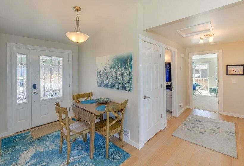 Stunning Home In Coupeville W/ Deck + Beach Access
