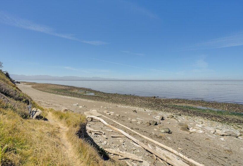 Stunning Home In Coupeville W/ Deck + Beach Access