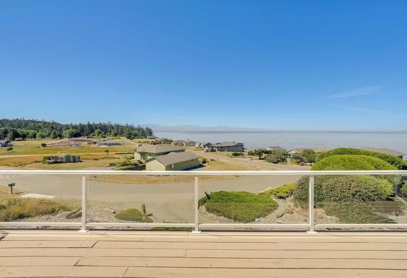 Stunning Home In Coupeville W/ Deck + Beach Access