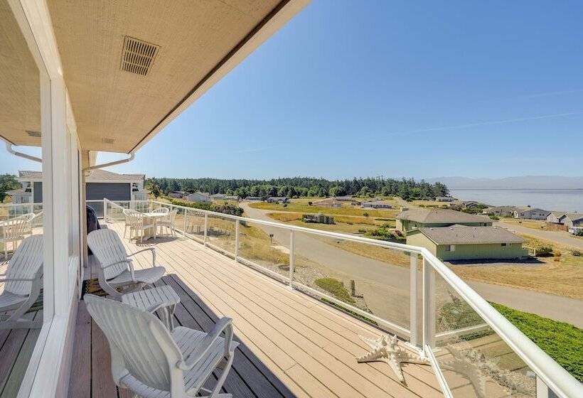 Stunning Home In Coupeville W/ Deck + Beach Access