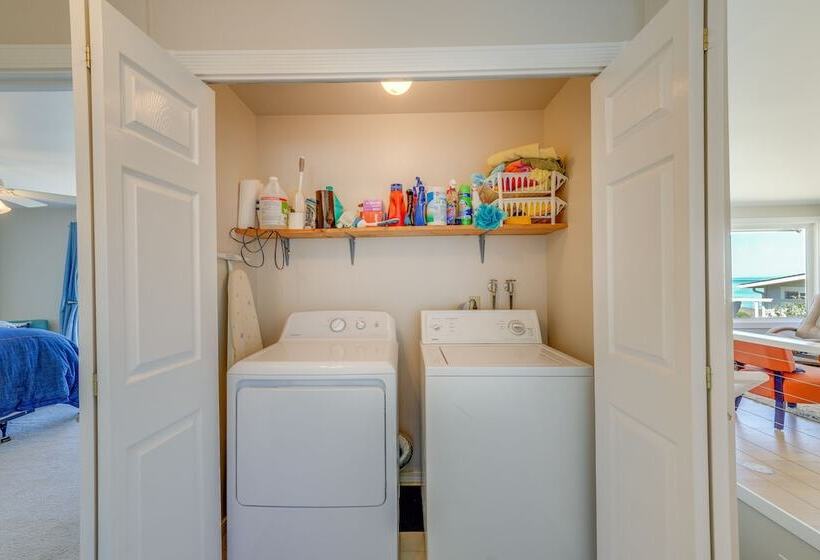 Stunning Home In Coupeville W/ Deck + Beach Access